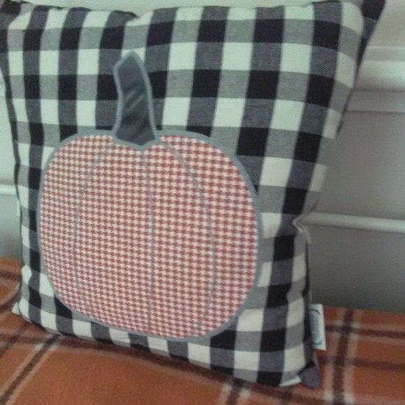 New DECORATIVE PUMPKIN PILLOW - Picture 2 of 5